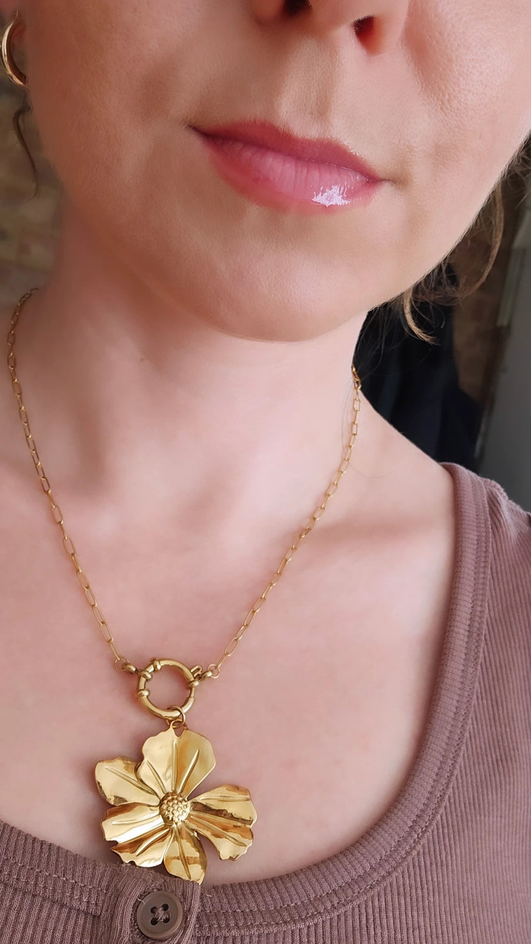 Crafted with care, this necklace features a charming flower design and is made from stainless steel . Its adjustable length and high-quality materials make it both stylish and comfortable to wear.