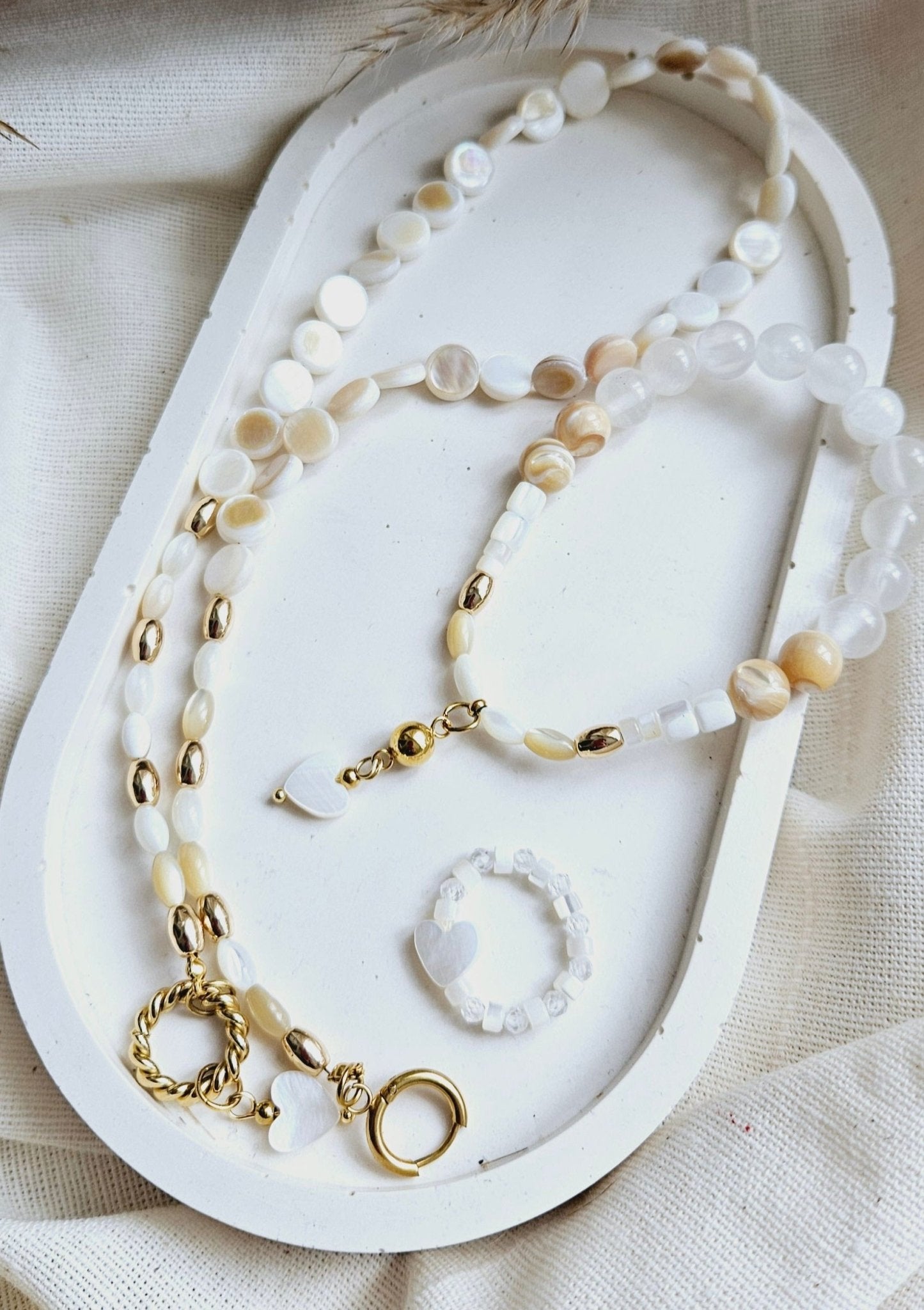 WHITE HEART shell ringRings