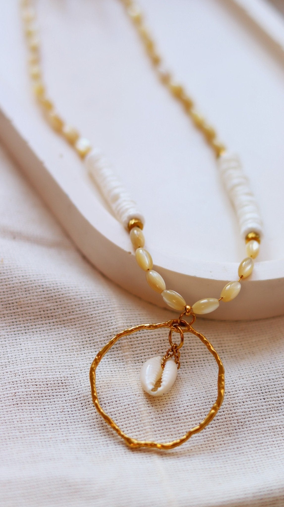 WHITE SEA SHELL summer adjustable necklace / chokerNecklace