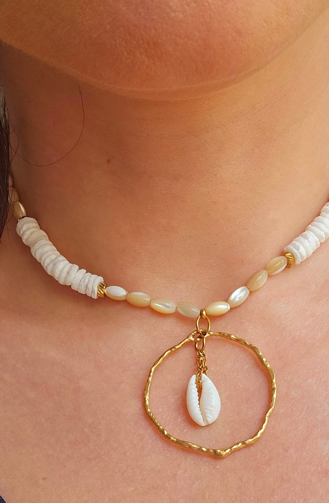 WHITE SEA SHELL summer adjustable necklace / chokerNecklace