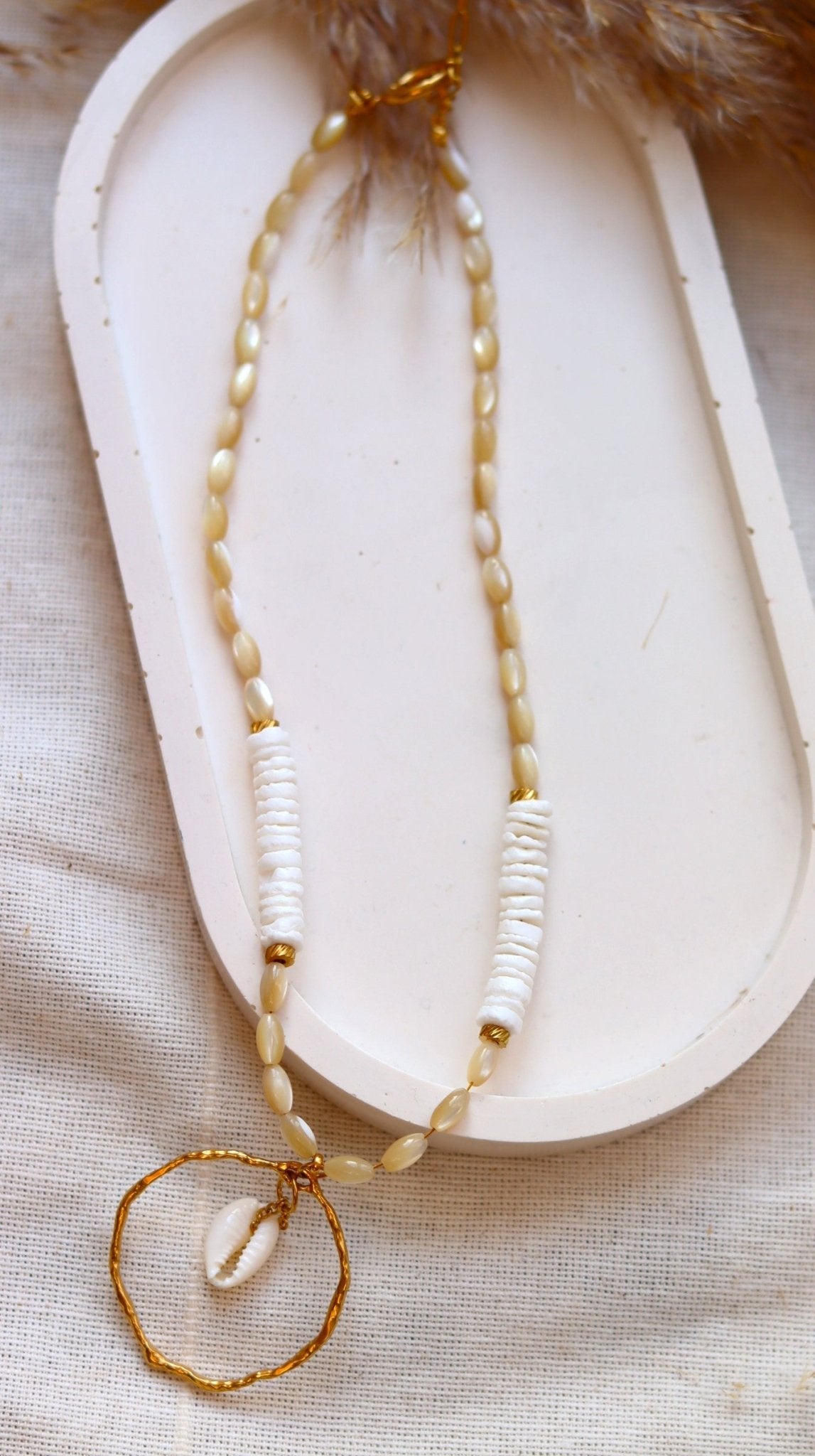 WHITE SEA SHELL summer adjustable necklace / chokerNecklace