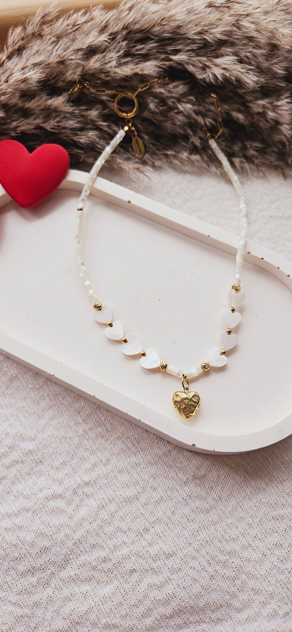 WHITE HEART SHELL adjustable choker / necklaceNecklace