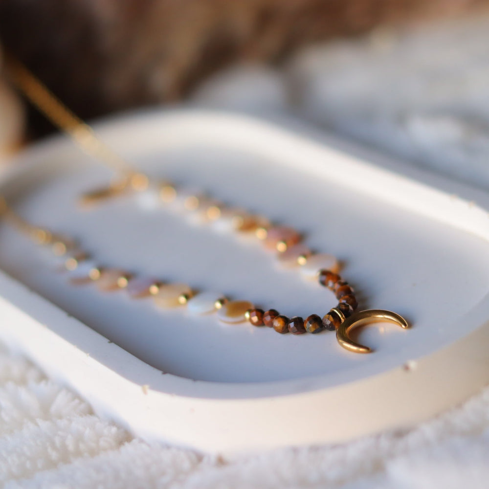 GOLDEN MOON shell choker